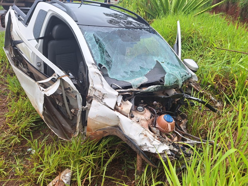 Caminhonete Hilux se envolveu no acidente registrado em Bambuí — Foto: PMRv/Divulgação