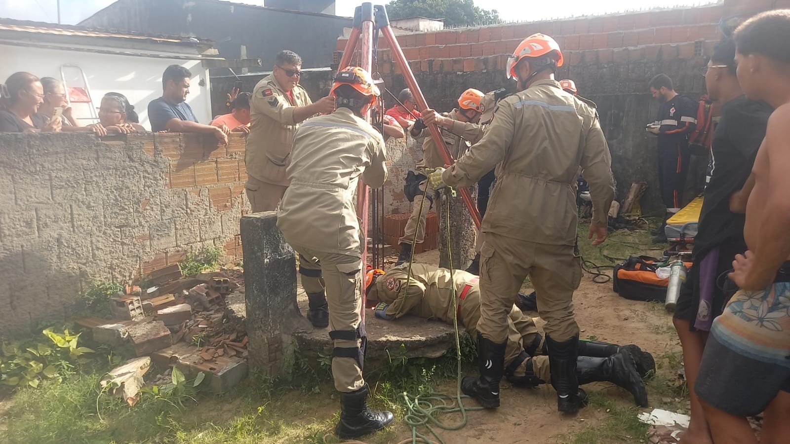 Criança com autismo cai em poço e é resgatada por bombeiros; veja vídeo 