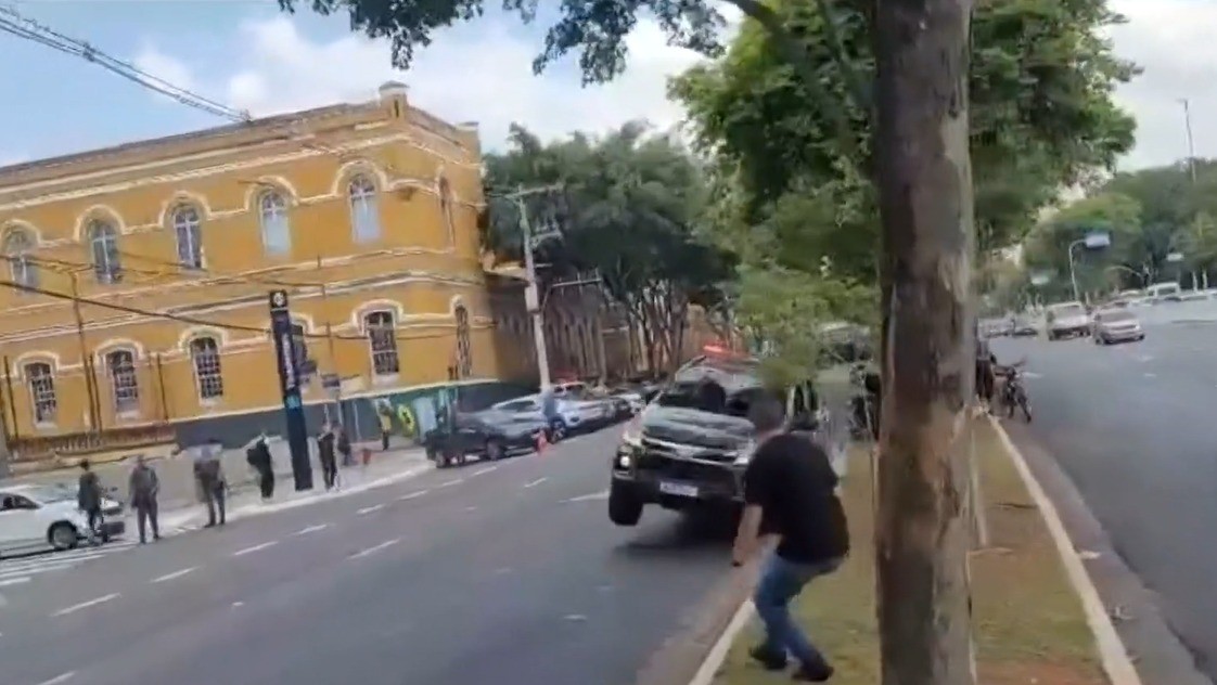 VÍDEO: carros são incendiados em estacionamento de shopping de Serra  Talhada, Caruaru e Região