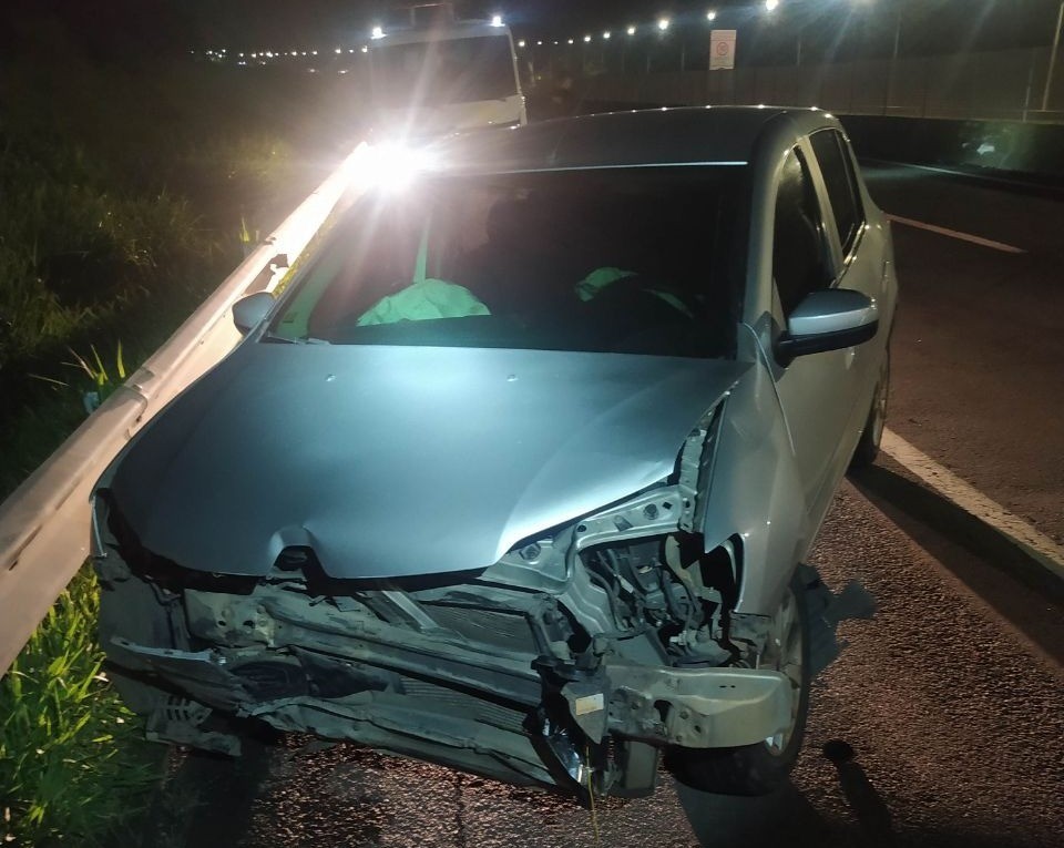 Motorista de carro fica ferido em acidente na Via Dutra, em Resende