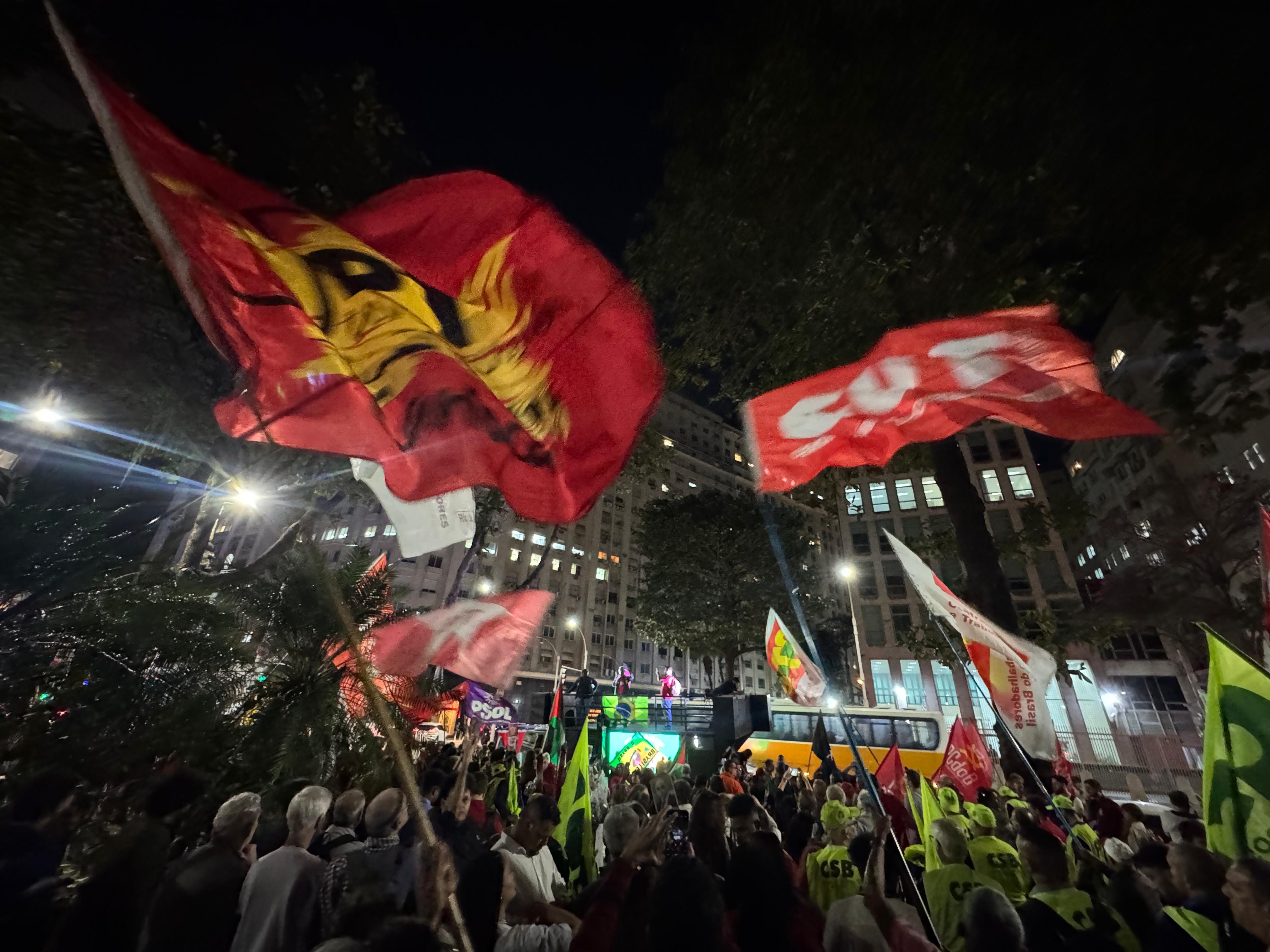 UNE protesta contra tarifaço de Trump em frente ao Consulado dos EUA no Rio