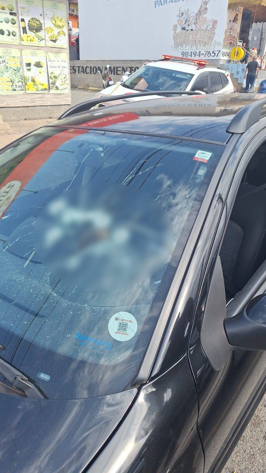 Homem é morto a tiros dentro de carro em frente a padaria em São José 