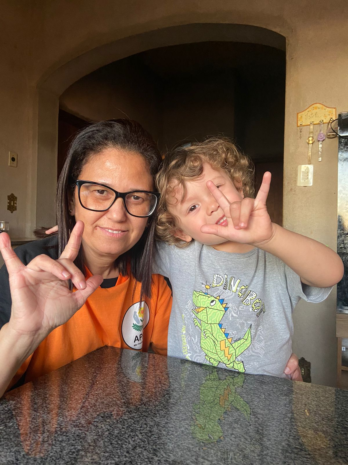 Você viu? Escritora Adélia Prado ganha dois prêmios e conheça o menino de 2 anos que aprendeu Libras para se comunicar com a tia surda em São Francisco de Paula