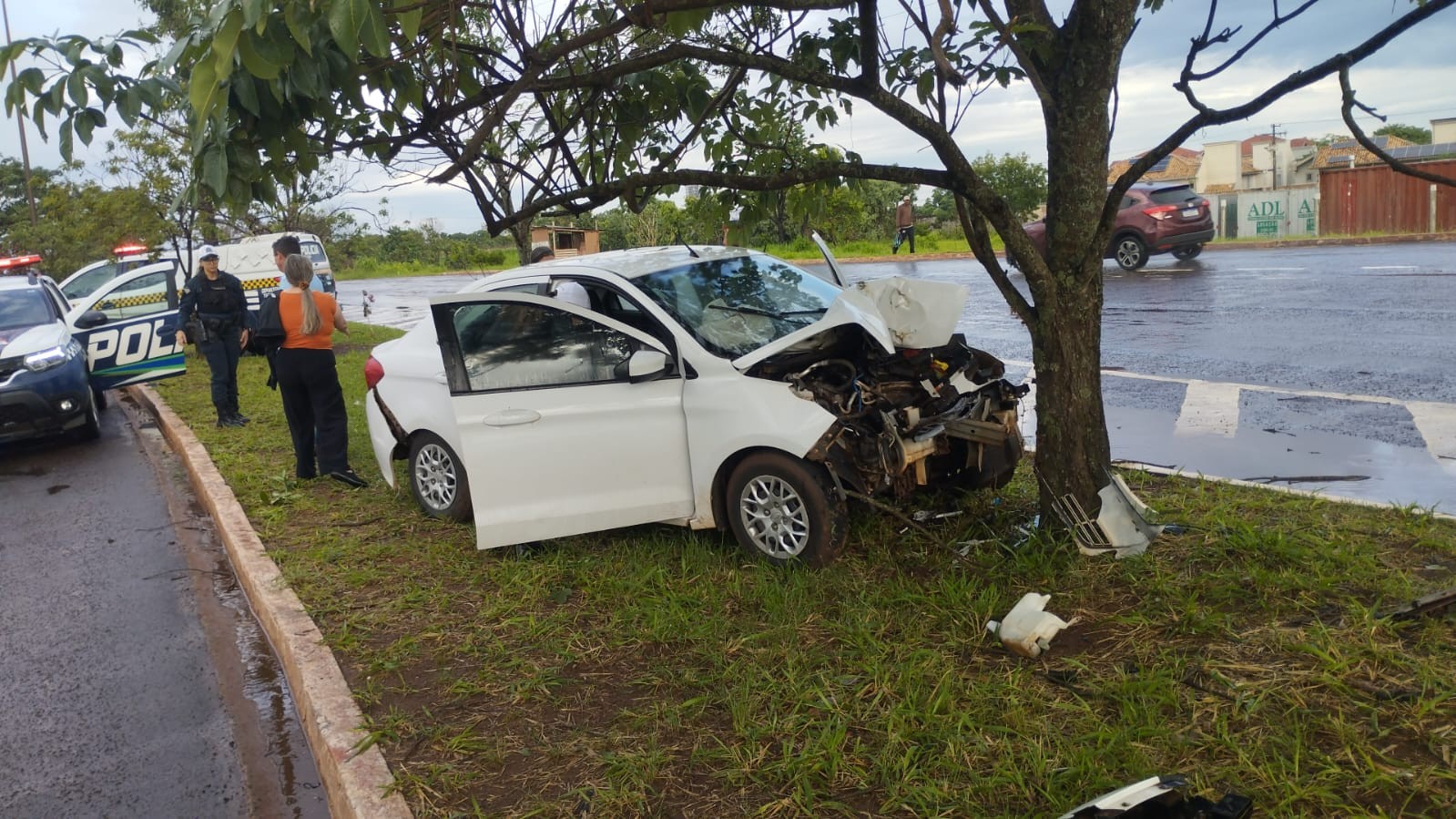 Motorista morre após carro bater em árvore em Campo Grande