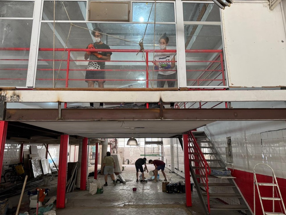 Cooperados da Gomo Coop trabalhando nas obras do mercado em dezembro de 2025 — Foto: João de Mari/g1