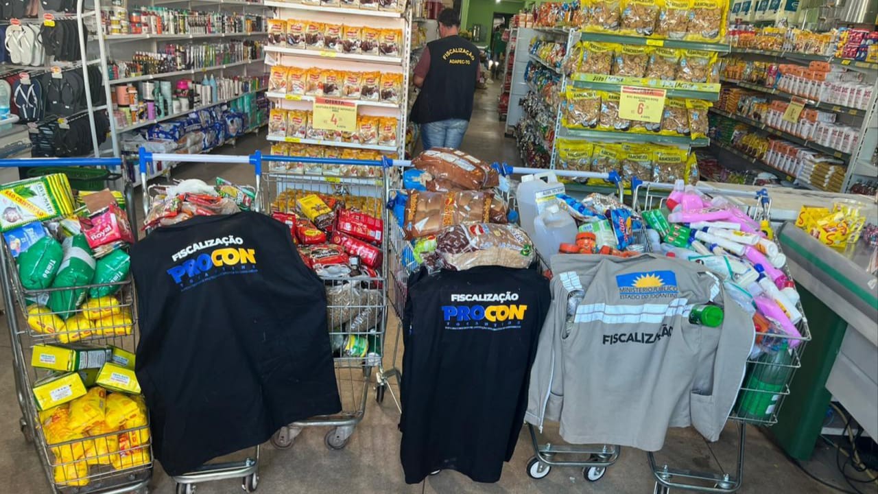 Mais de 1,6 mil produtos vencidos são apreendidos durante operação em supermercados