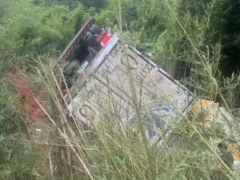 Motorista morre após caminhão carregado de leite em pó tombar na MGC-393