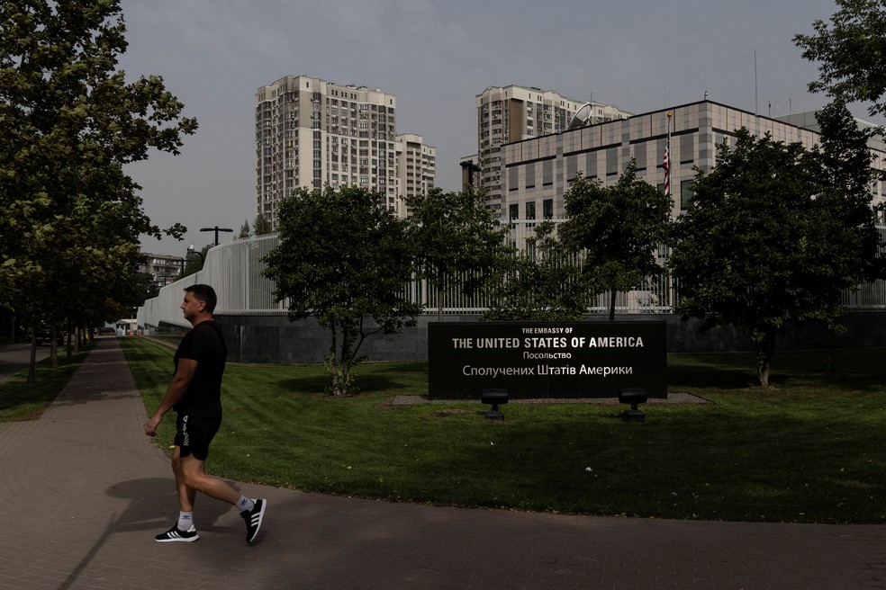 Civil caminha na frente da embaixada dos EUA na Ucrânia — Foto: Valentyn Ogirenko/REUTERS