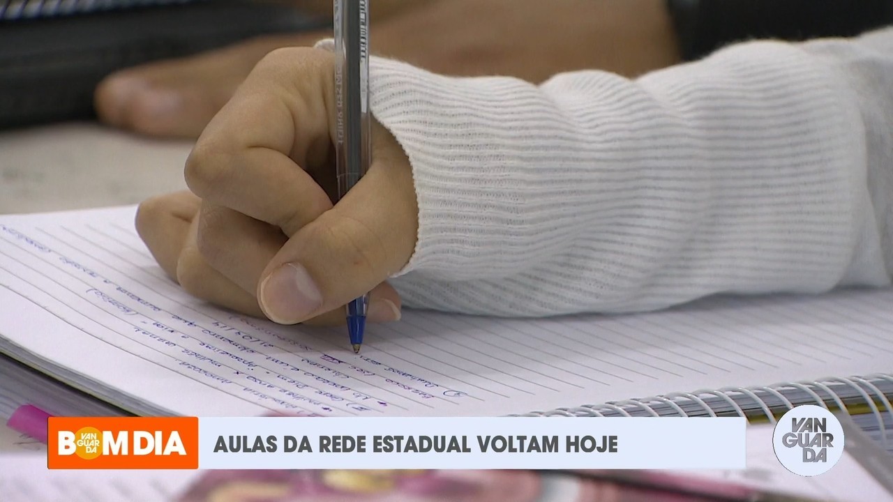 Com proibição para uso de celular nas escolas, aulas na rede estadual de SP começam nesta segunda
