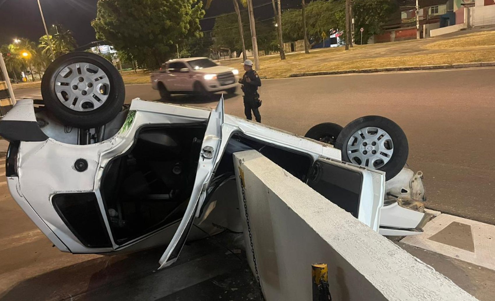 Veículo capota e deixa um ferido em rodovia na Zona Sul de Aracaju