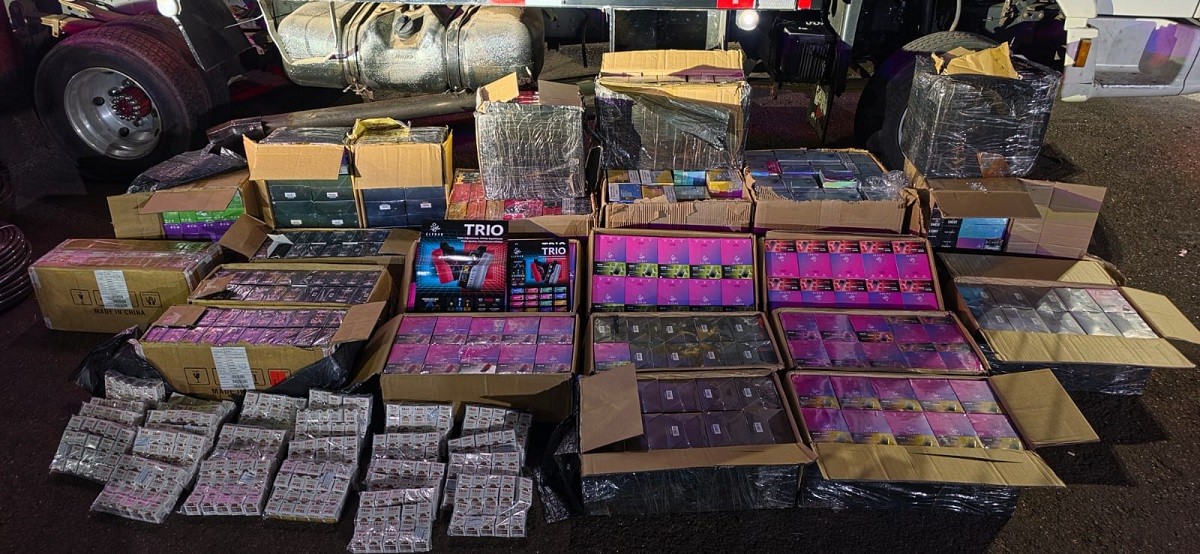 Polícia Rodoviária apreende carga de cigarros eletrônicos e medicamentos avaliada em R$ 1,7 milhão na SP-333