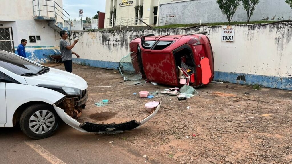 Acidente inusitado: carro cai em cima de veículo estacionado em Rolim de Moura, RO