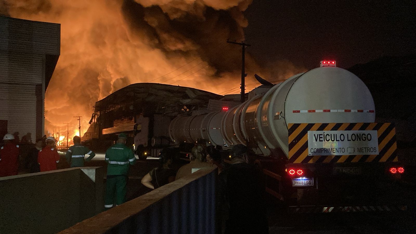Incêndio em fábrica de Manaus segue intenso e bombeiros devem continuar combate durante a madrugada