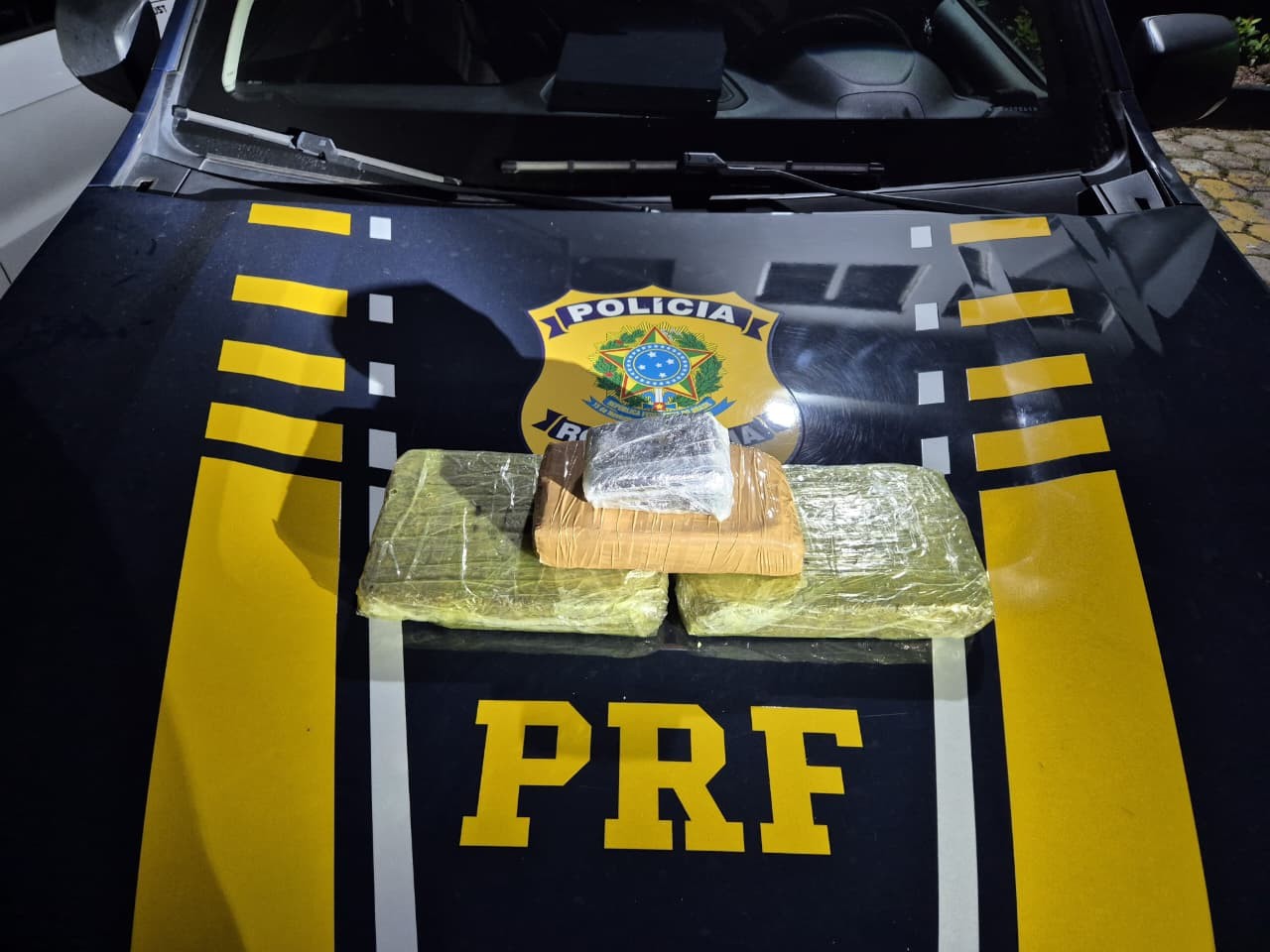 Motorista é preso com 3,4 kg de drogas escondidas em caixa de presente na Fernão Dias