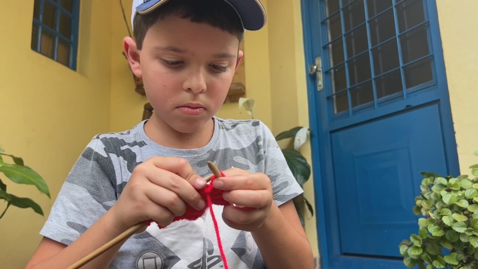 ‘Educação financeira’: meninos vendem artesanato e juntam latinhas para comprar cavalo e skate dos sonhos em Bauru — Foto: TV TEM/reprodução