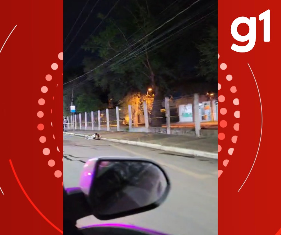 Vítima foi encontrada caída no chão com uma perfuração de tiro no rosto — Foto: Reprodução