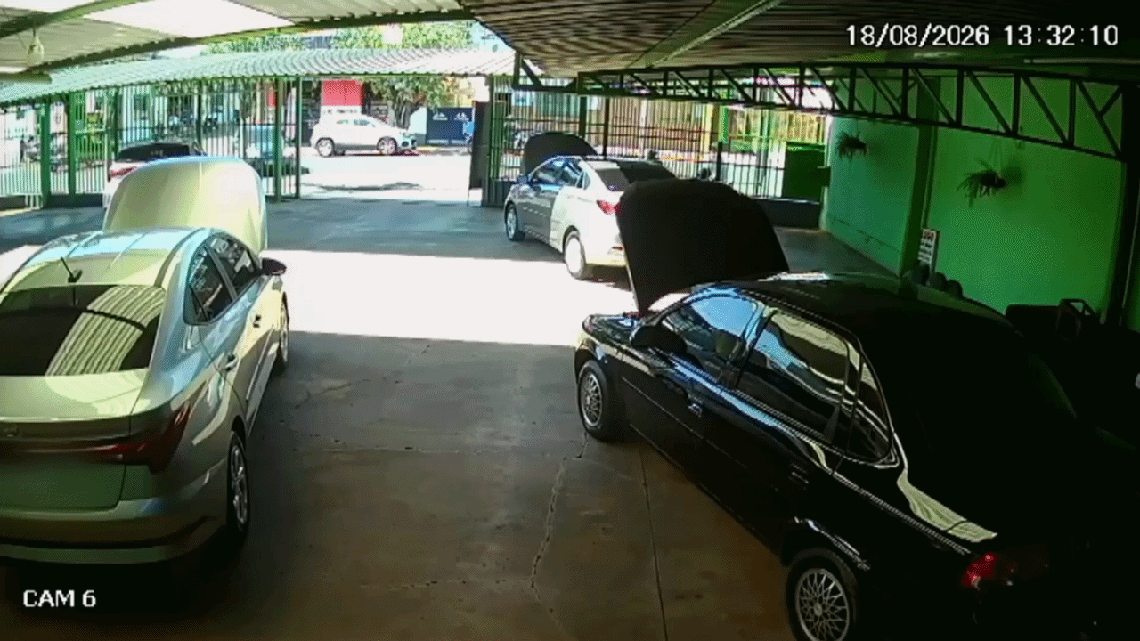 VÍDEO: carro invade loja após batida e motorista 'estaciona' em vaga sem atingir outros veículos em Bauru