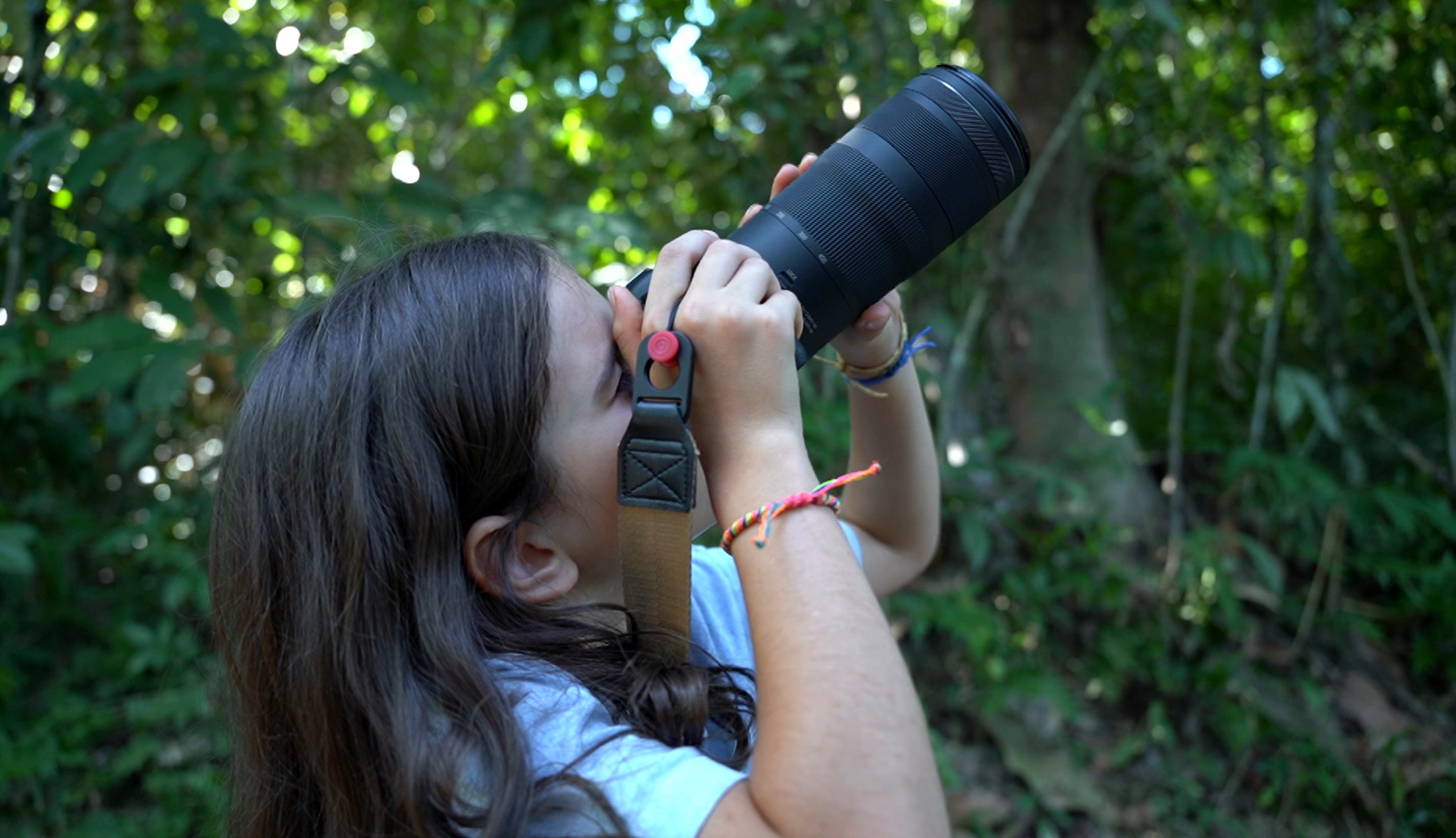 Menina de 9 anos transforma quintal de casa em espaço de descobertas e aprendizado sobre a natureza