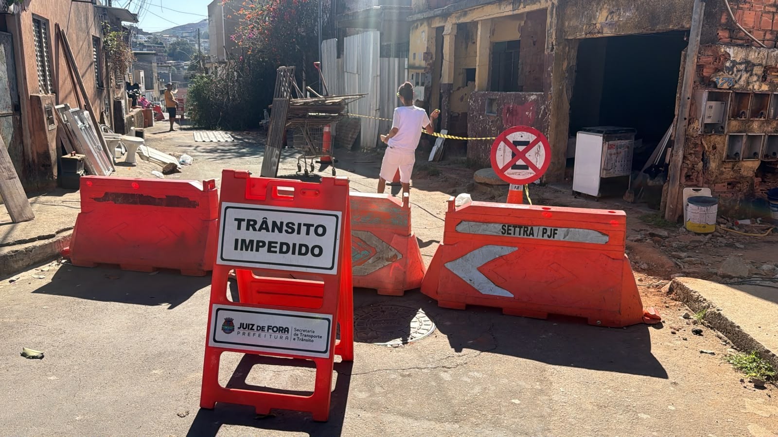 Demolição de mais de 20 casas atingidas pelas chuvas de fevereiro começa no bairro São Bernardo, em Juiz de Fora