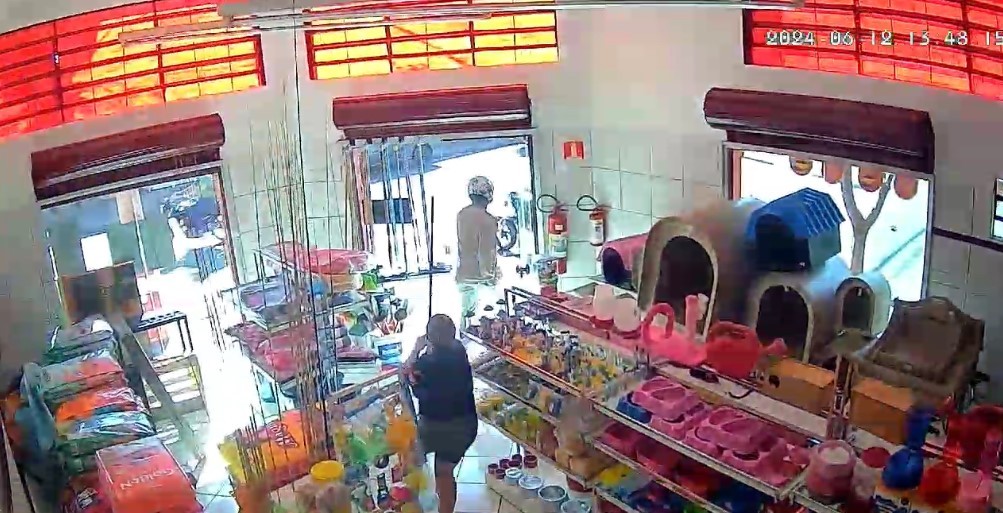 Dona de pet shop pega rodo e corre atrás de ladrão ao reagir a assalto em Ribeirão Preto; vídeo