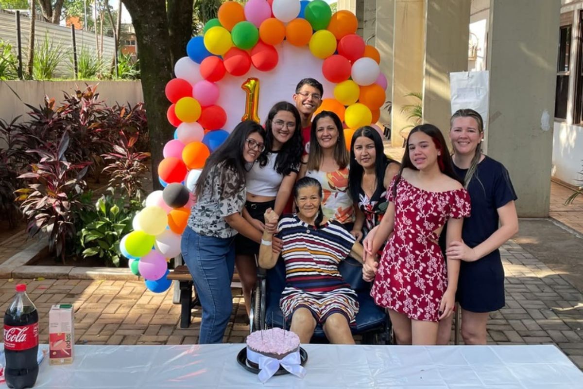 Adolescente faz festa de 15 anos em hospital para comemorar com avó internada