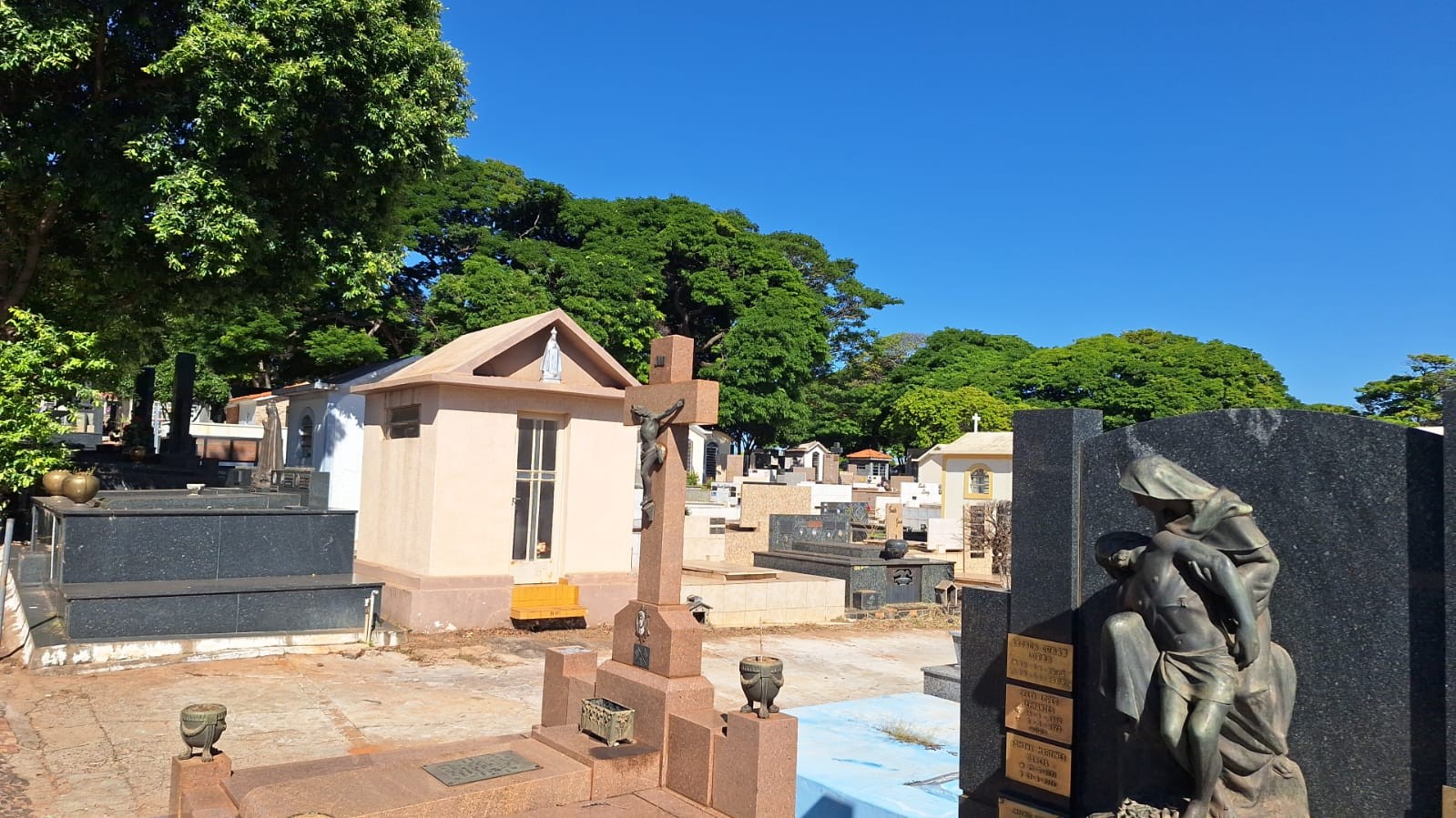 Para o Dia das Mães, reformas das sepulturas nos cemitérios municipais de Presidente Prudente podem ser feitas até 8 de maio