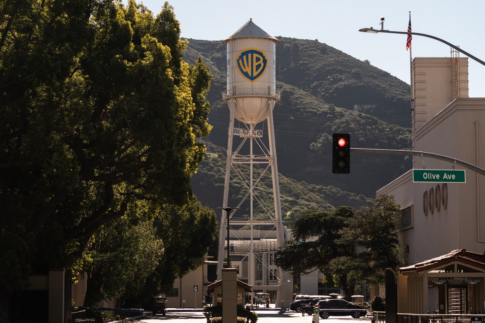 Foto de arquivo: a torre de água dos estúdios Warner Bros. em Burbank, na Califórnia, EUA, em 18 de novembro de 2025. — Foto: Reuters/Mike Blake