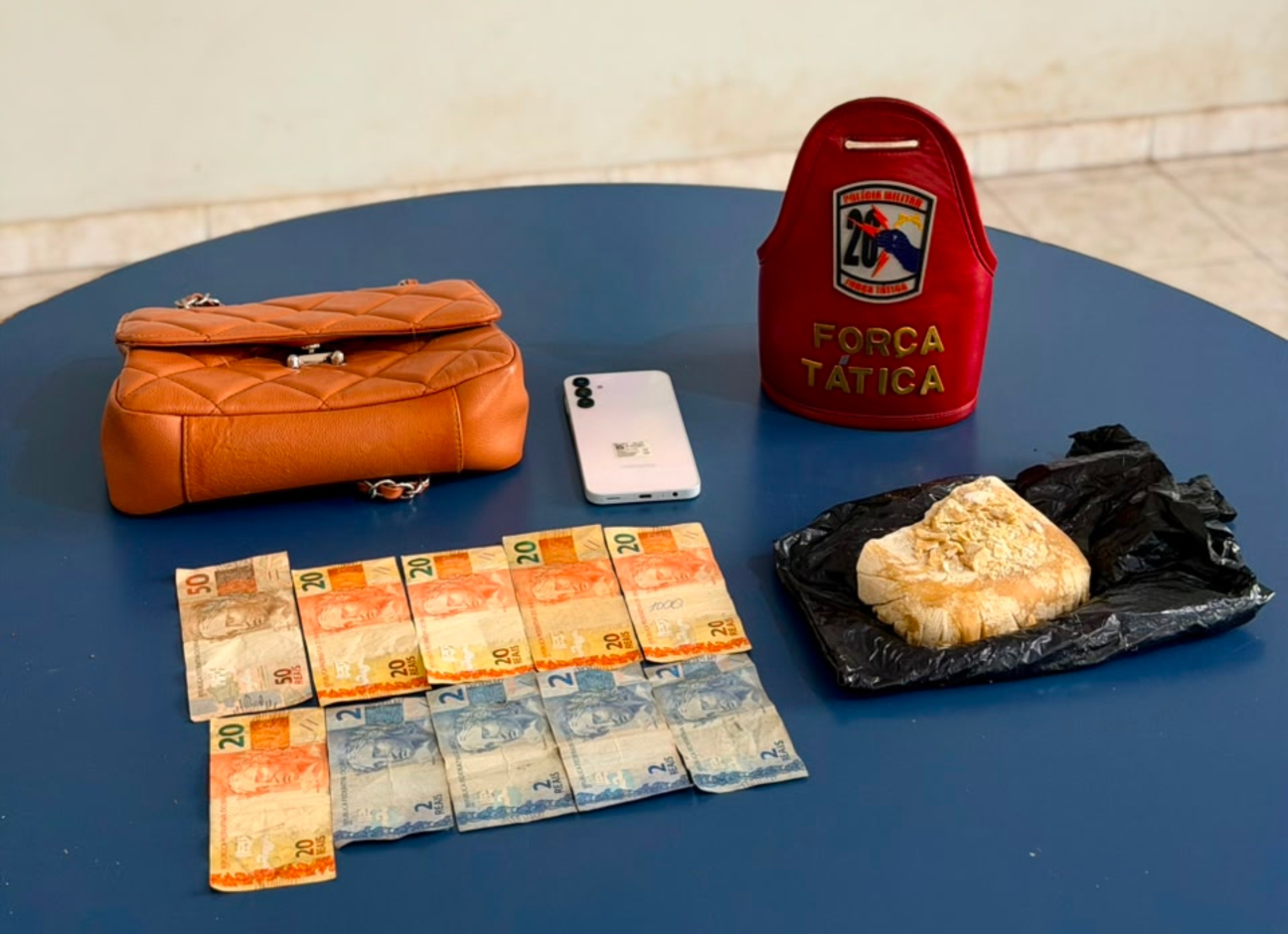 Passageira de carro de aplicativo é presa com pasta base de cocaína em bolsa 