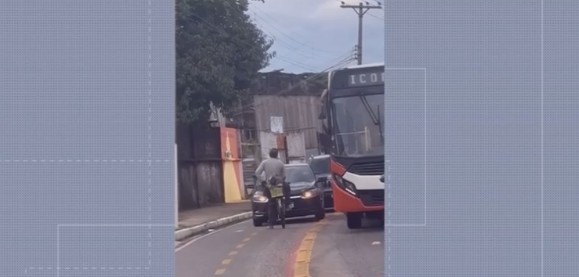 Ciclista impede passagem de carros por ciclovia em Belém e vídeo viraliza