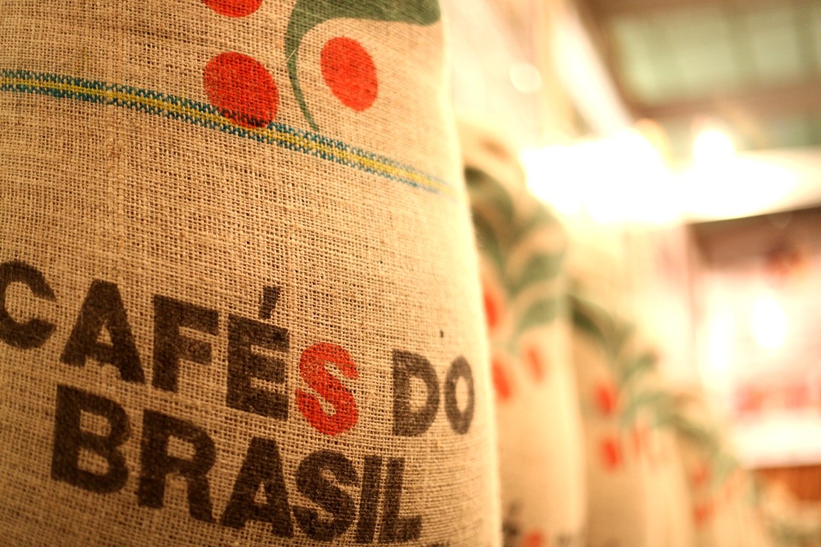 Café puxa exportações de Minas no 1º semestre e gera mais de US$ 5,5 bilhões; incerteza com tarifas dos EUA preocupa produtores