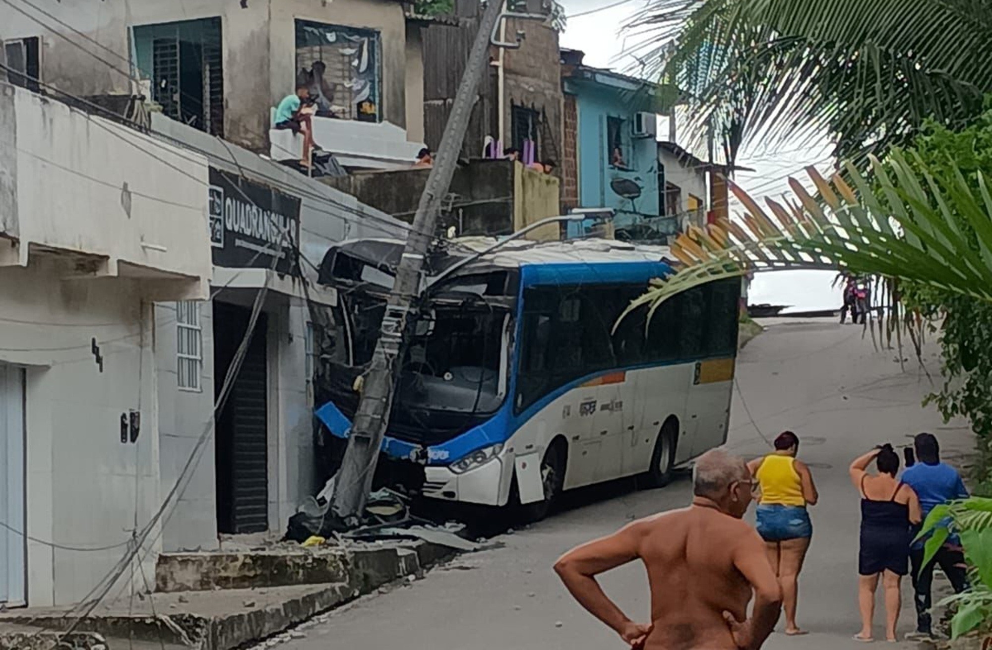 Ônibus desgovernado desce ladeira e bate em poste no Recife