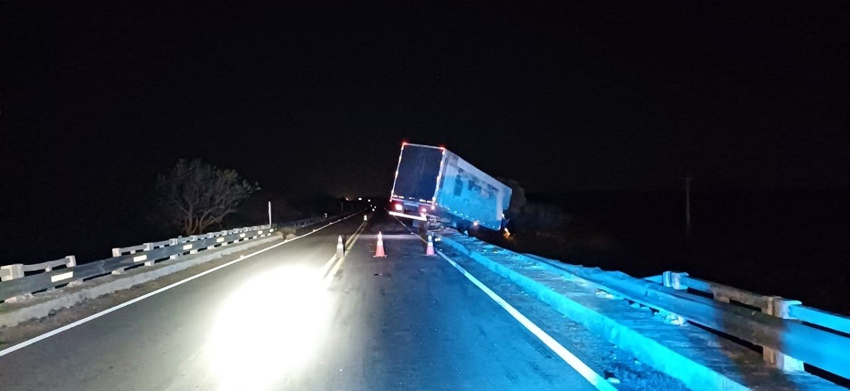 VÍDEO: Motorista perde o controle da direção e caminhão fica pendurado em ponte na BR-304