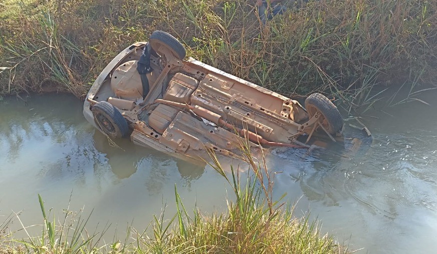 Carro sai da pista, cai em ribeirão e mata casal que seguia o veículo do filho na zona rural de Durandé