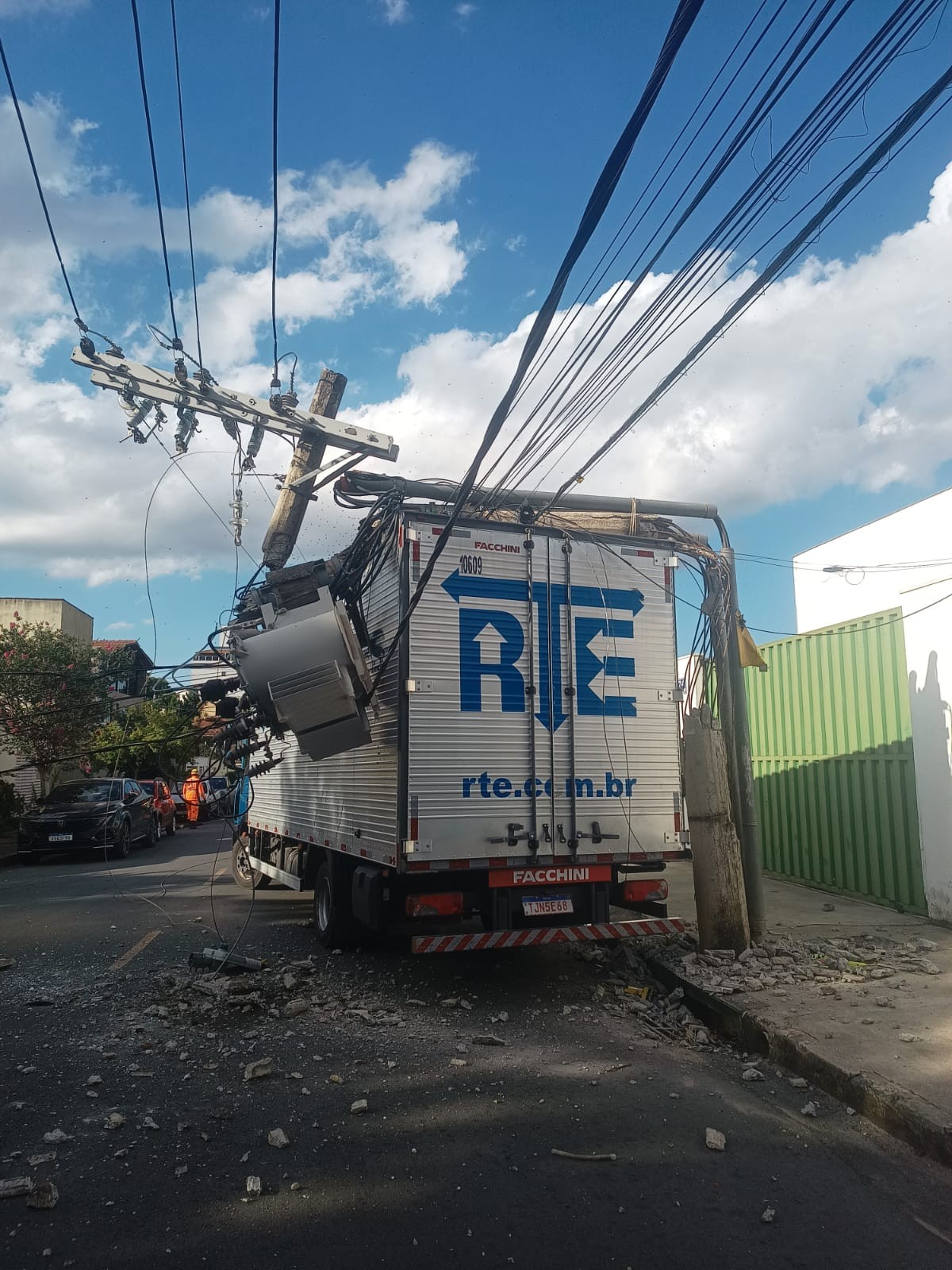 Caminhão bate em poste no Castelo, em BH, e clientes ficam sem energia
