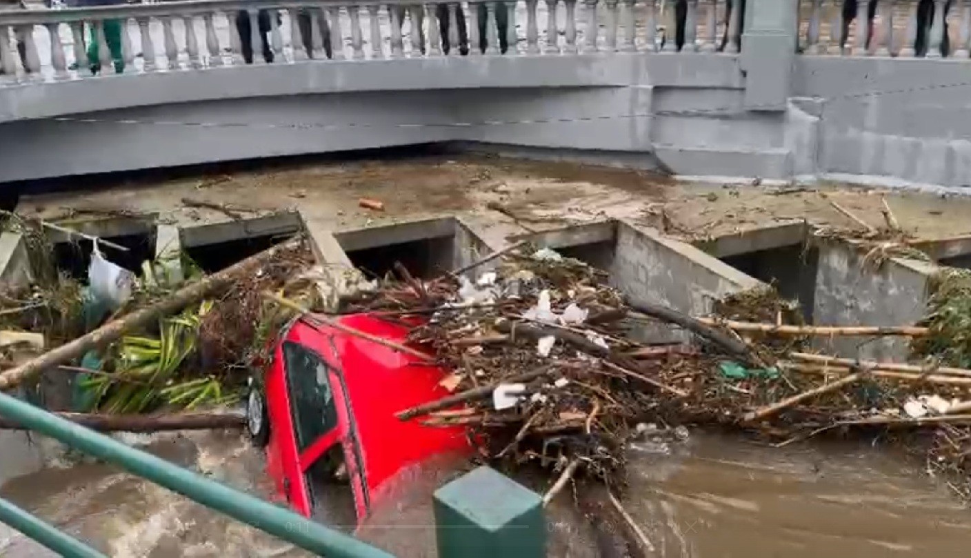 Petrópolis em alerta extremo; chuvas causam alagamentos, suspendem aulas escolares e funcionamento de transporte público