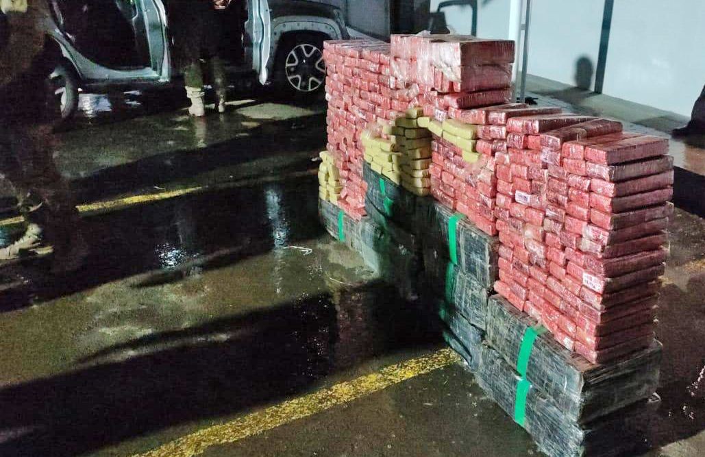 Motorista sem CNH e com placa clonada é preso após fugir com 495 quilos de maconha em SC