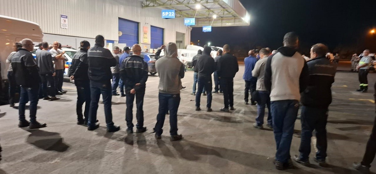Trabalhadores da Mercedes-Benz entram em greve e produção é paralisada em Juiz de Fora 
