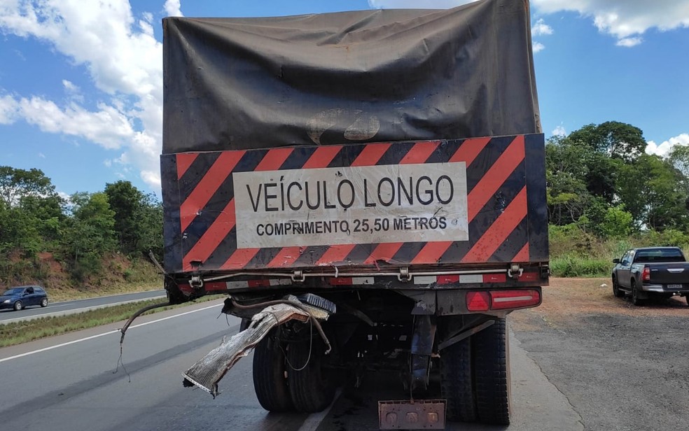 Carreta que teve a traseira atingida em acidente na BR-153, em Gois  Foto: Divulgao/PRF