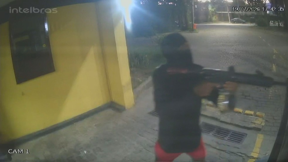 Bandidos renderam porteiros e invadiram um condomínio para chegar à comunidade de Rio das Pedras — Foto: Reprodução / TV Globo