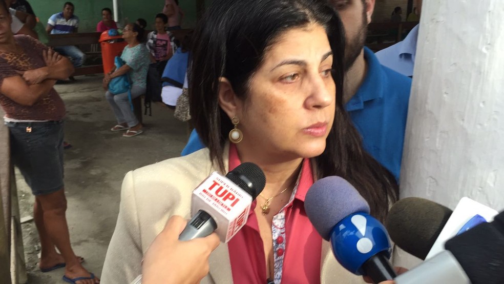 Em foto de 2016, Rosinha Matheus, esposa do ex-governador Anthony Garotinho, tenta visitar o marido, preso em Bangu — Foto: G1
