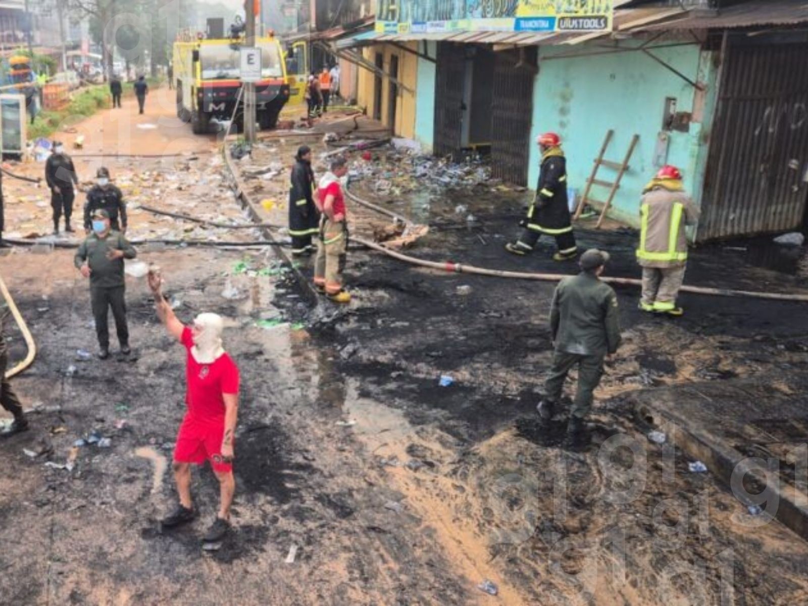 Bombeiros do Acre levaram 10 horas para combater incêndio em loja de pneus na Bolívia 