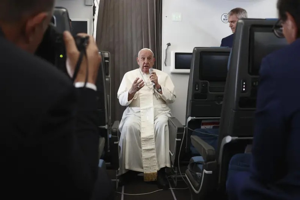 O papa Francisco fez 40 viagens e visitou mais de 60 países. Ele costumava falar com a imprensa durante suas viagens de avião — Foto: EPA/BBC