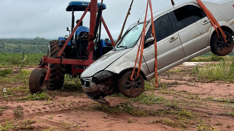 Carro precisou ser erguido para que remo&ccedil;&atilde;o fosse feita &mdash; Foto: Corpo de Bombeiros/Divulga&ccedil;&atilde;o