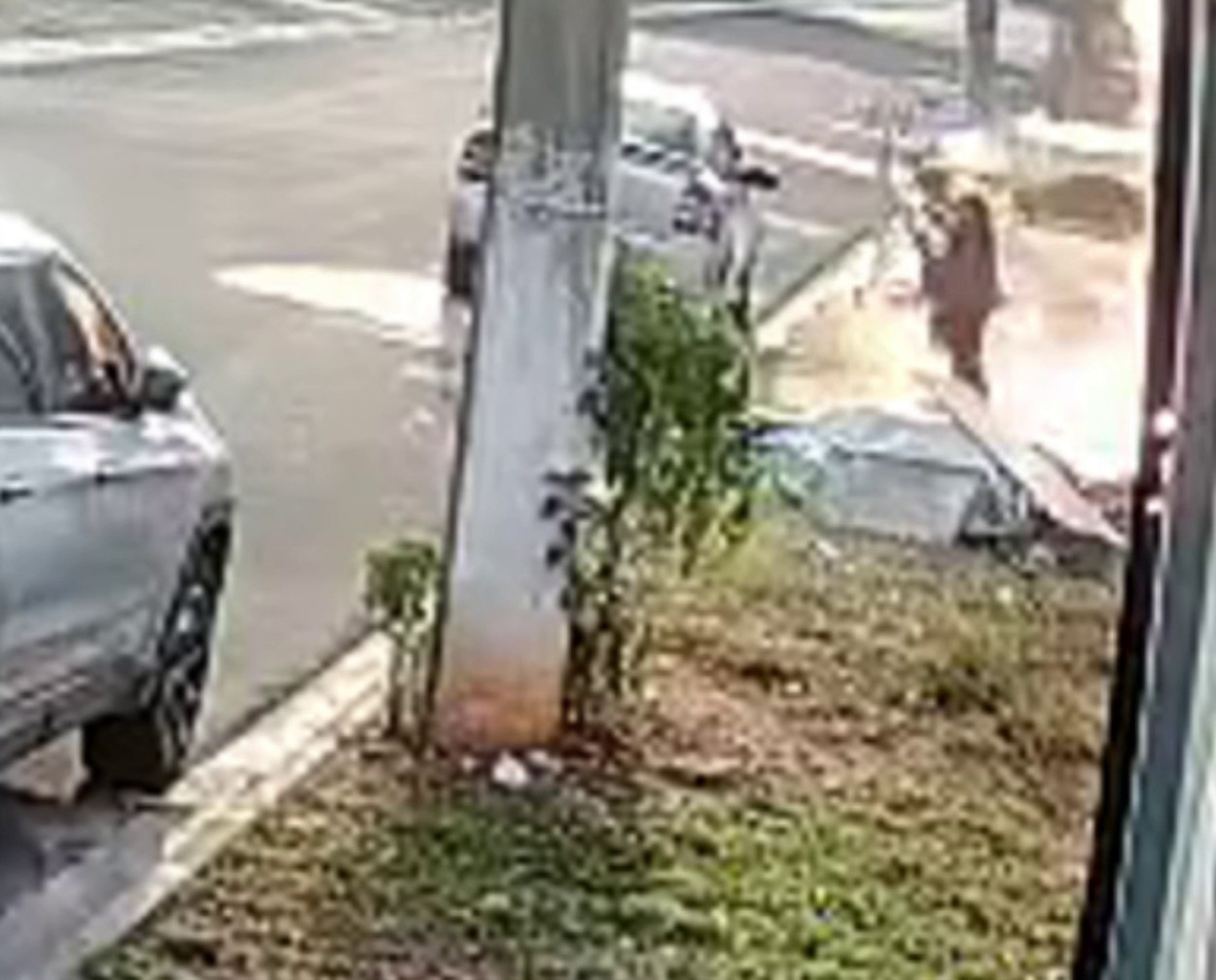 VÍDEO mostra homem em chamas após ele atear fogo à esposa e ao sogro no interior de SP