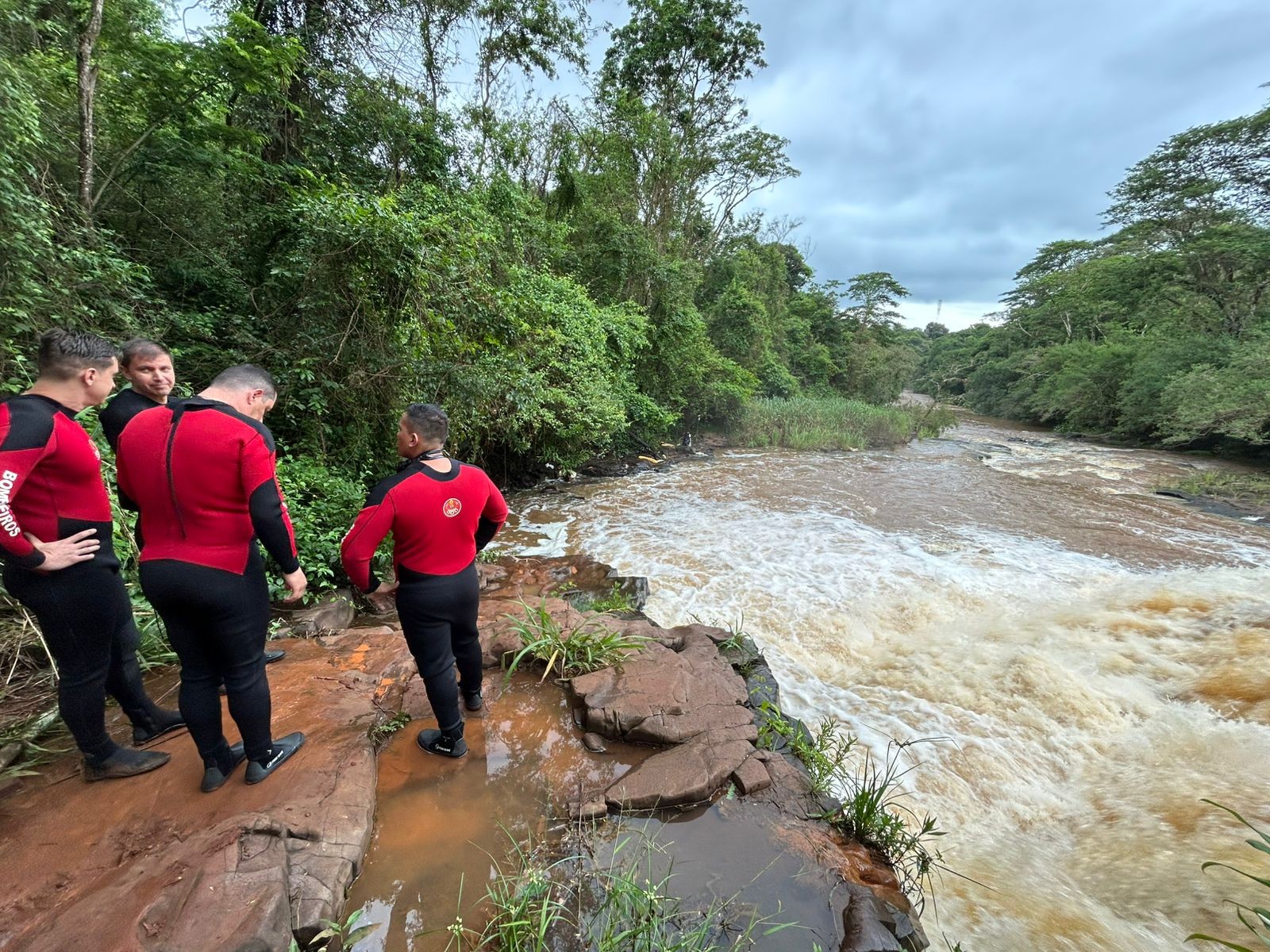 Bombeiros fazem buscas por universitária que desapareceu em cachoeira de São Carlos