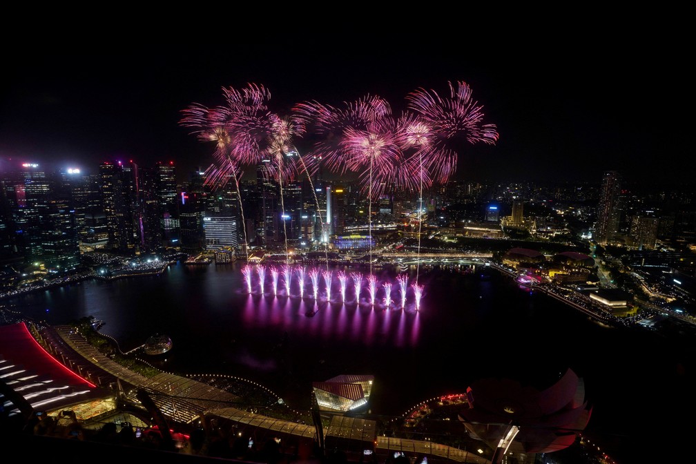 Fogos de artifício explodem na Marina Bay durante as celebrações do Ano Novo em Cingapura, 31 de dezembro de 2024 — Foto: REUTERS/Ore Huiying