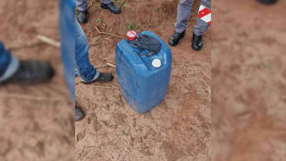 1 de 2
Pol&iacute;cia Militar recupera cerca de 200 litros de &oacute;leo furtados em Itapu&iacute; (SP), na tarde de segunda-feira (5). &mdash; Foto: Pol&iacute;cia Militar