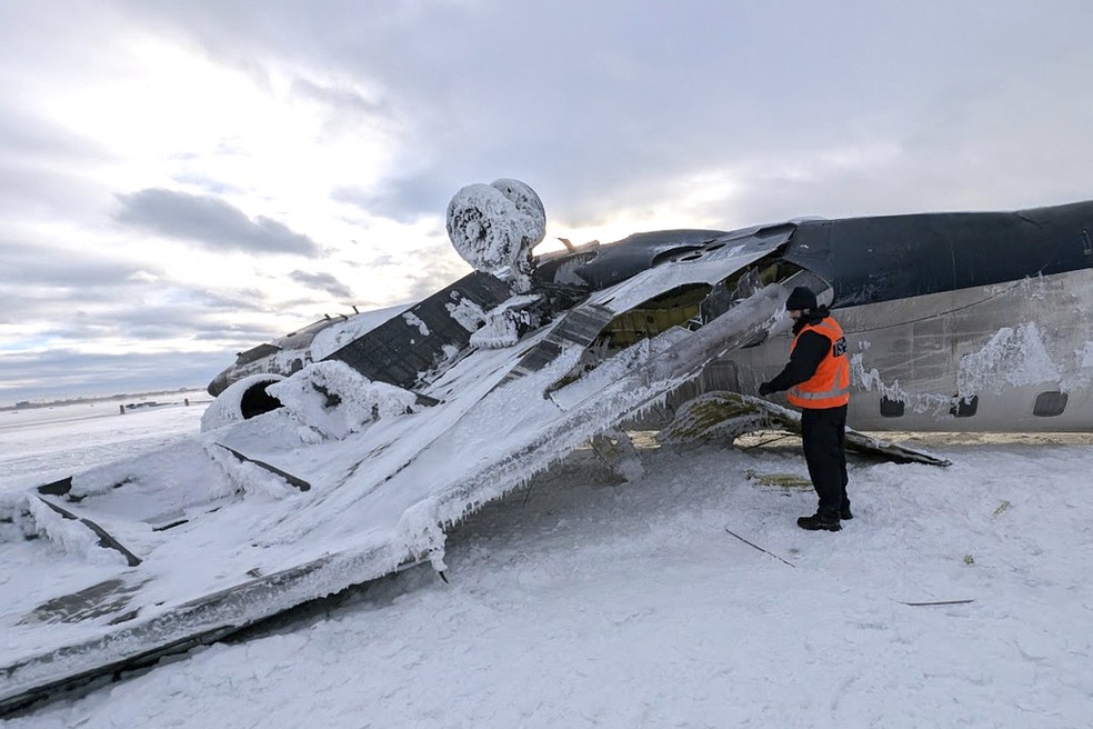 Investigador analisa aeronave que se acidentou no Canadá — Foto: Transportation Safety Board of Canada via AP