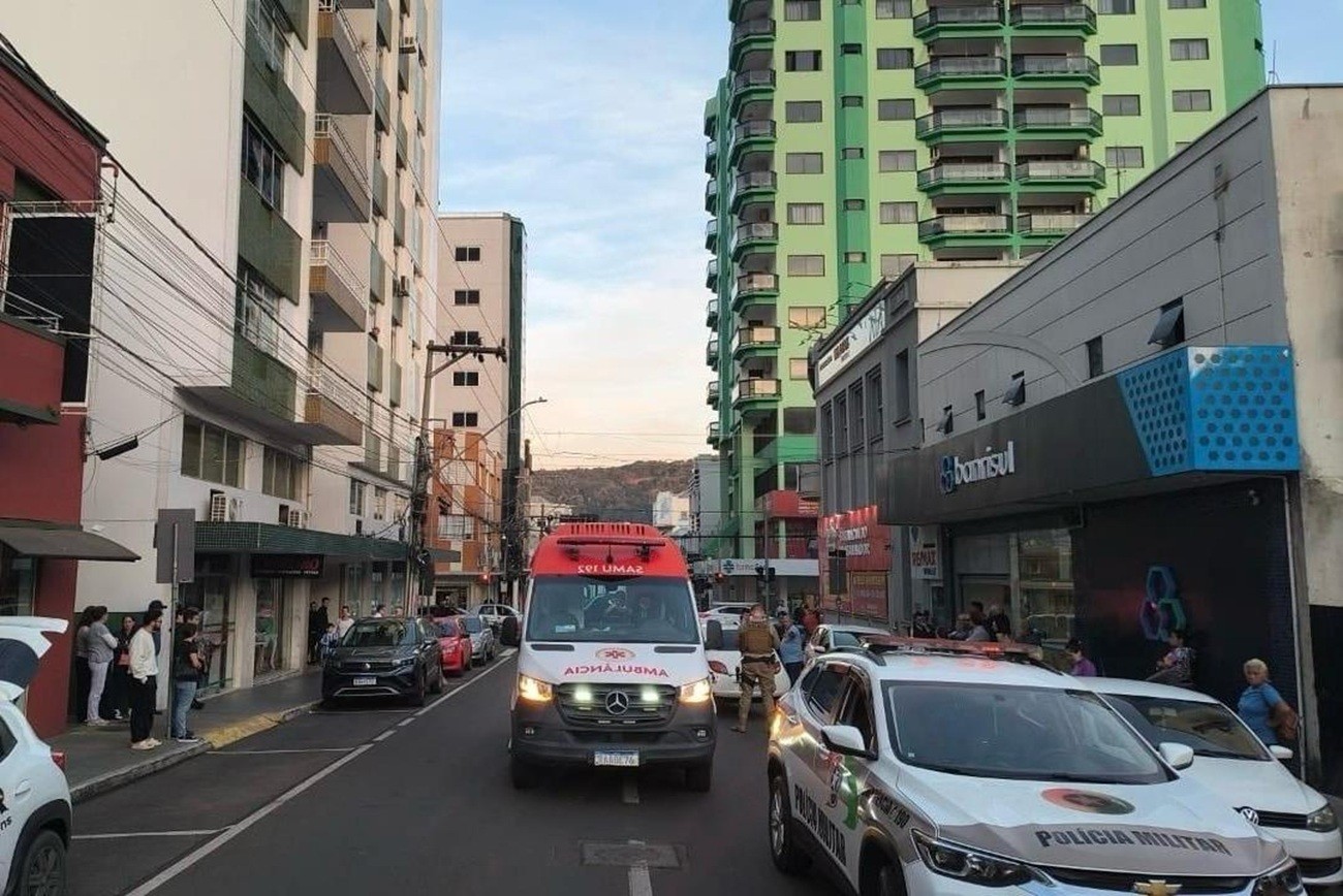 Mulher atropela a própria sogra na saída de delegacia e é pr