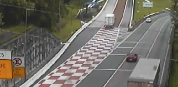 Caminhão com falha nos freios usa área de escape da BR-376 e evita acidente, em Guaratuba